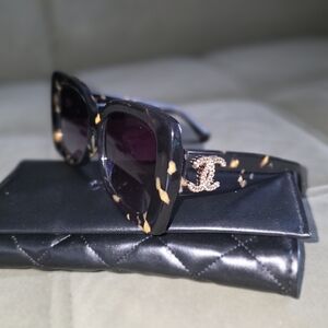 Elegant Tortoise Shell Sunglasses with Black Case